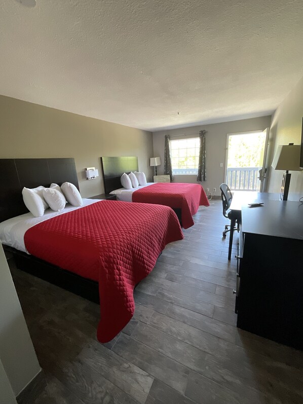 Classic-Zimmer, 2 Queen-Betten | Hochwertige Bettwaren, Pillowtop-Betten, Schreibtisch, kostenloses WLAN