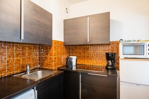 Fridge, microwave, oven, cookware/dishes/utensils - Charmant Appartement au Coeur du Marais, à 50m de la Place des Vosges (Paris)