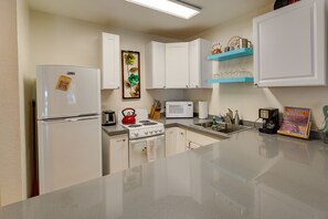 Microwave, oven, stovetop, dishwasher - Cozy Ketchum Studio: Walk to Skiing & Town (Ketchum)