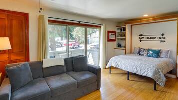 Iron/ironing board, bed sheets