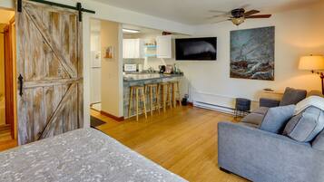 Iron/ironing board, bed sheets