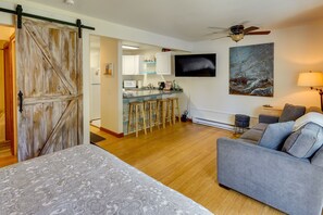 Iron/ironing board, bed sheets - Cozy Ketchum Studio: Walk to Skiing & Town (Ketchum)