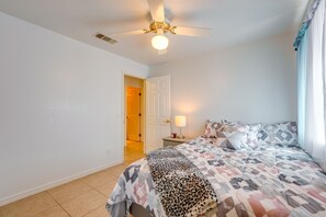 3 dormitorios, tabla de planchar con plancha, ropa de cama