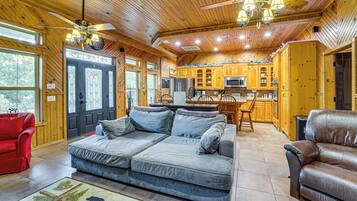 House (4 Bedrooms) | Interior