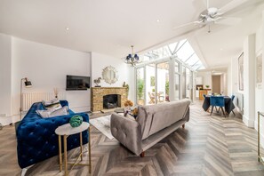 Living area - The Secret KENSINGTON Garden Mews 2 Train Lines Near Chelsea Stadium (London)