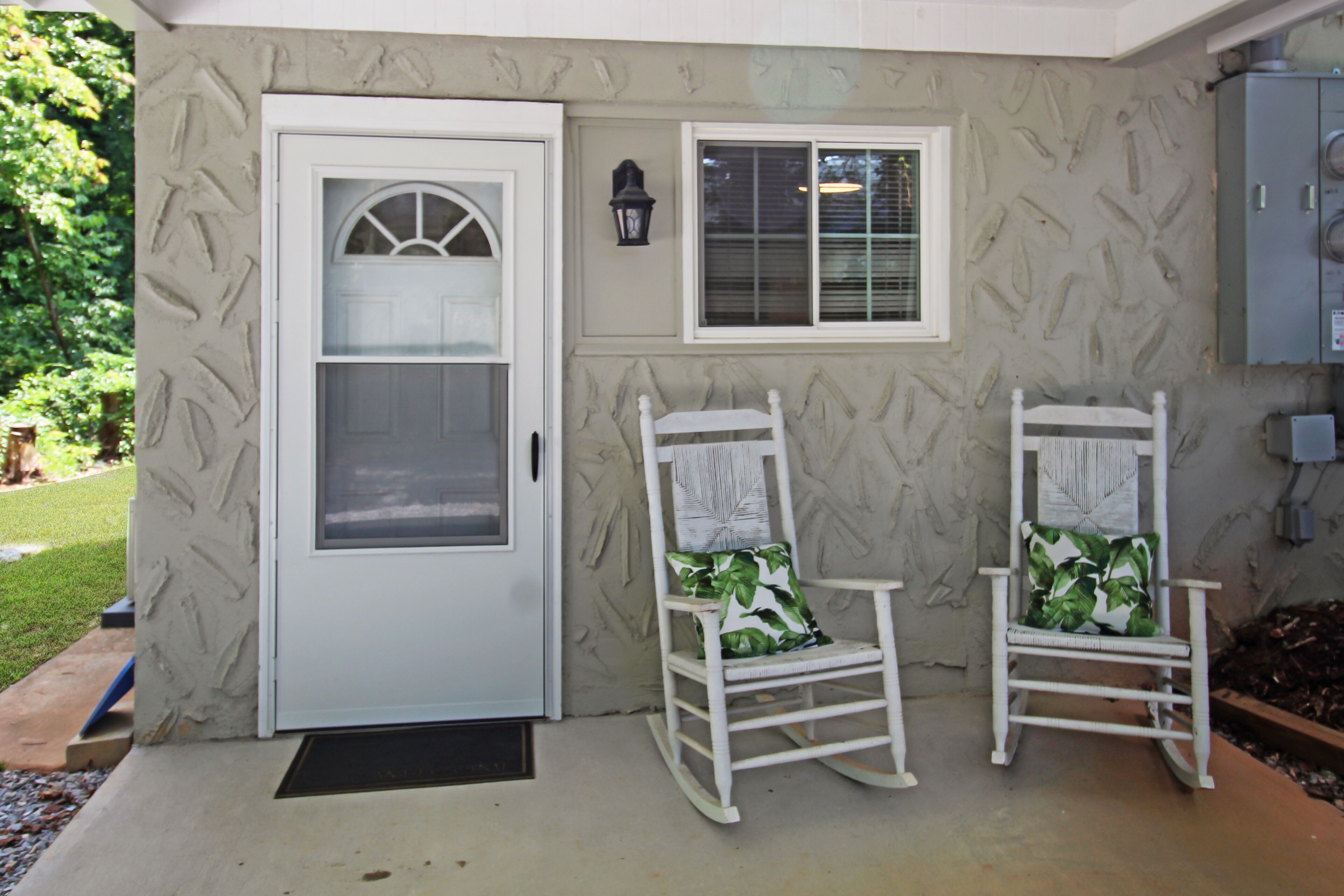 Cozy newly remodeled lower level duplex in Marion! Conveniently located to town!