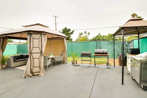 House (2 Bedrooms) | Interior - Lovely Compton Vacation Rental w/ Patio & Grills! (Compton)