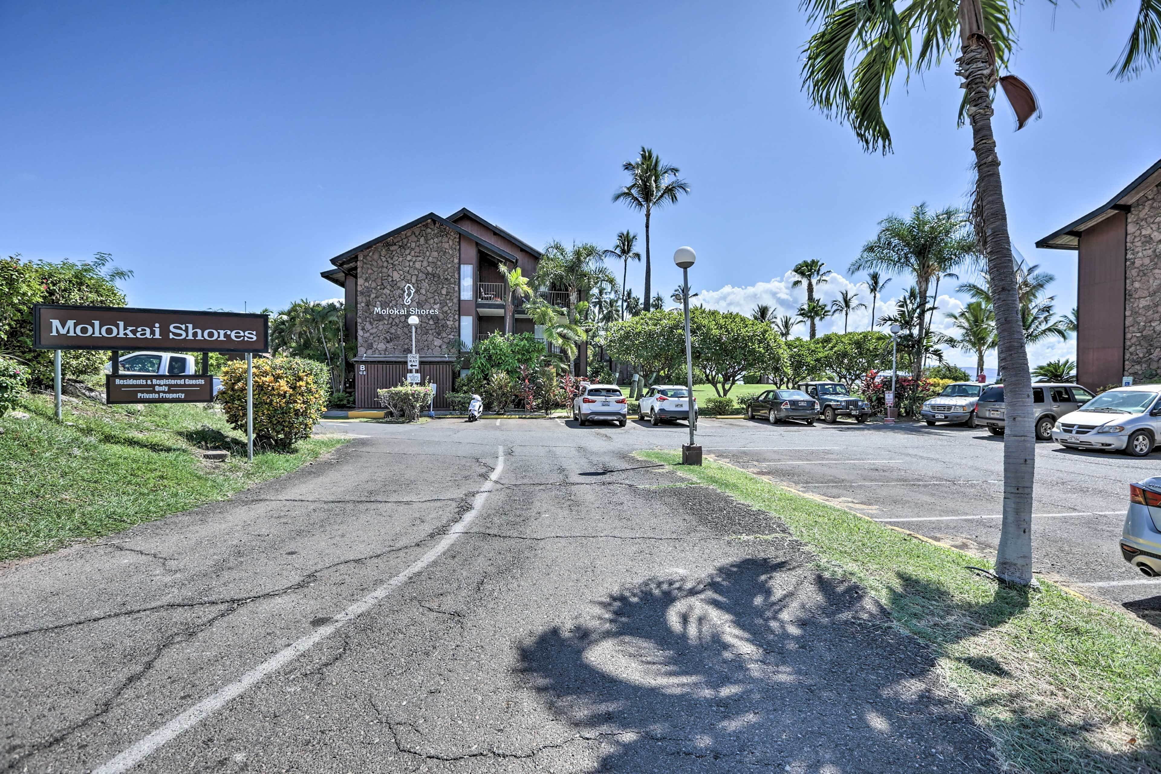 Entrada de un hotel con un letrero que dice "Molokai Shores" y "Propiedad Privada de Residentes e Invitados".