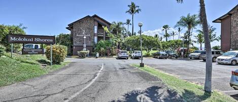 A hotel entrance with a sign reading "Molokai Shores" and "Residents & Guests Private Property."