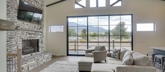 Chic Utah Getaway w/ Fireplace, Sauna & 2 Decks!