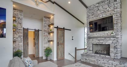 Chic Utah Getaway w/ Fireplace, Sauna & 2 Decks!