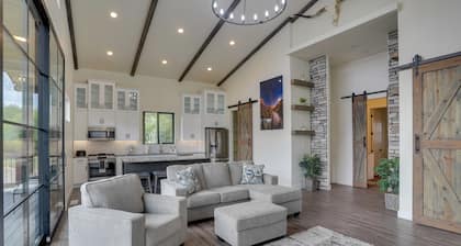 Chic Utah Getaway w/ Fireplace, Sauna & 2 Decks!