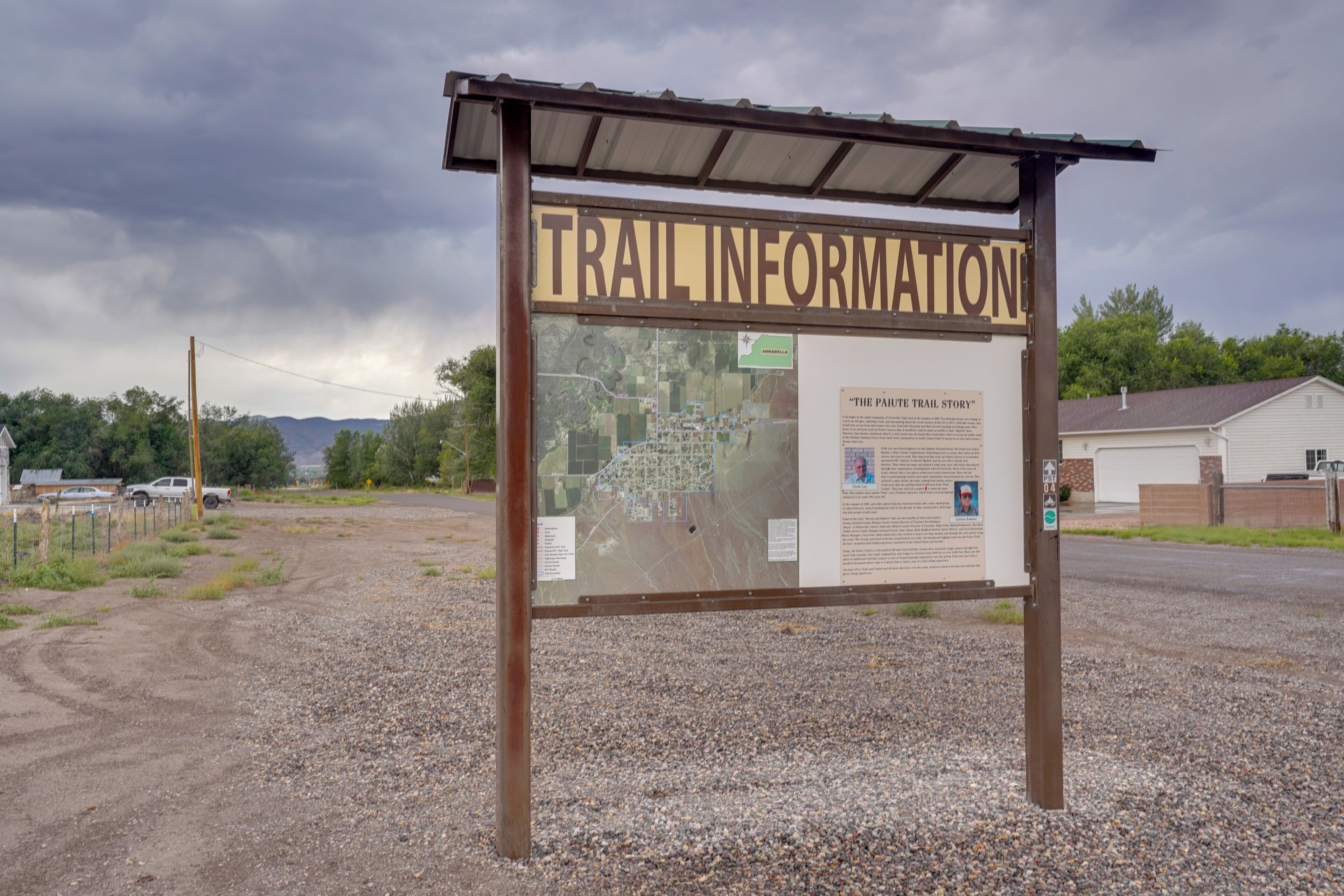 Un panneau d’information sur le sentier, avec une carte et du texte.
