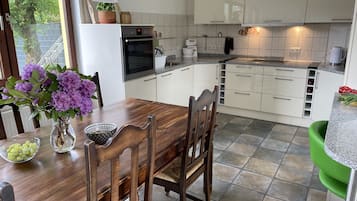 KĂŒhlschrank, Mikrowelle, Ofen, Herdplatte