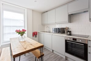 Fridge, microwave, oven, stovetop - Stylish Space in Covent Garden - 2 Bed/2 Bath (London)