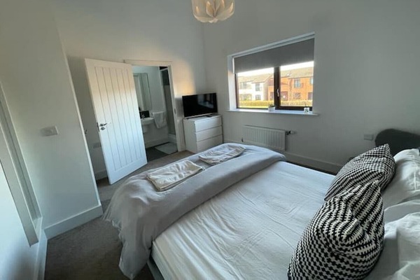 2 chambres, bureau, fer et planche Ă repasser, lit parapluie