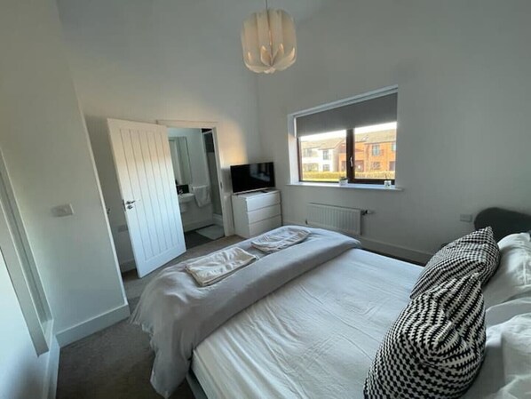 2 slaapkamers, een bureau, een strijkplank/strijkijzer, reisbedje