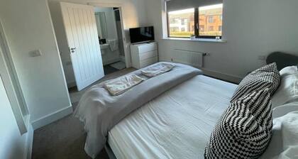 2 Bedroom House with Garden next to the River Tees