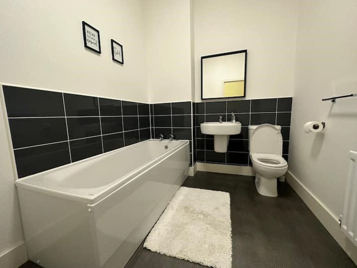 Secadora de cabello, toallas, jabón, papel de baño 