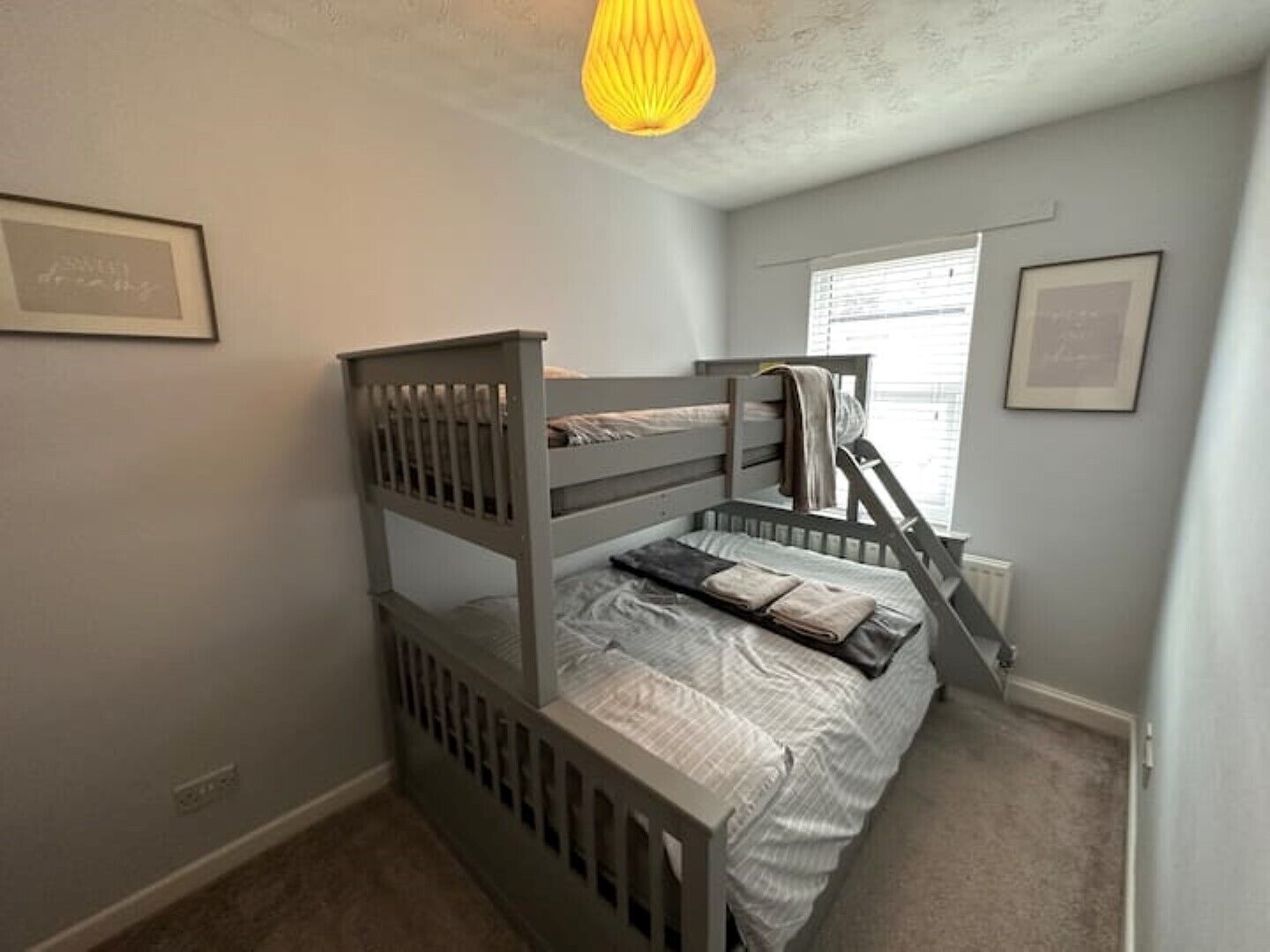 2 slaapkamers, een bureau, een strijkplank/strijkijzer, reisbedje