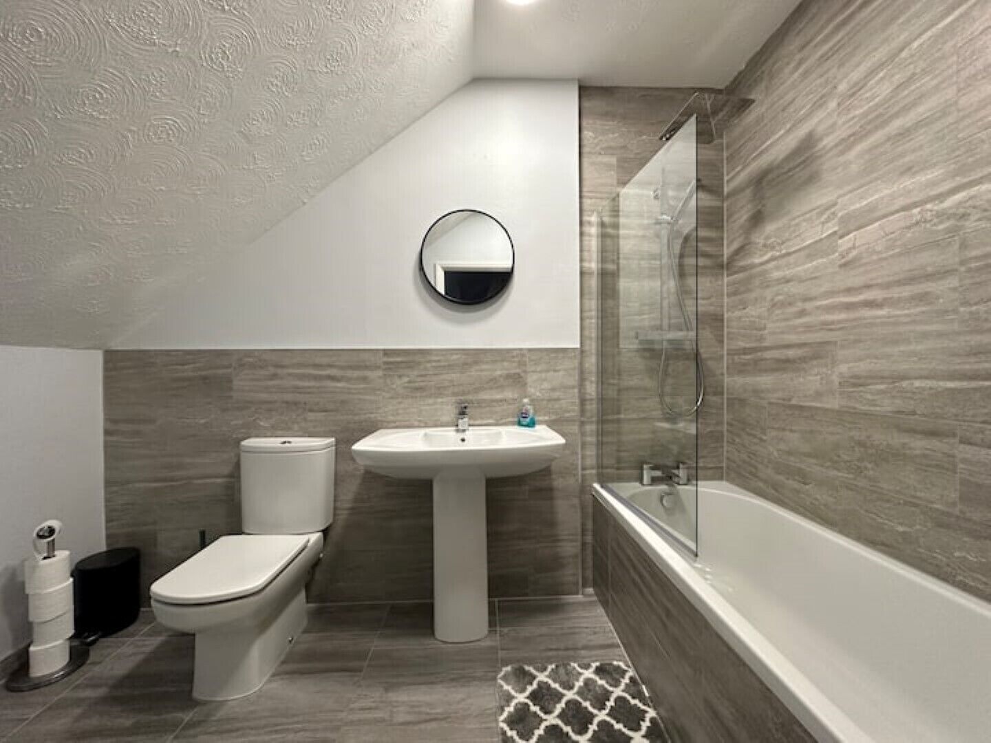 Secador de pelo, toallas, jabón, shampoo