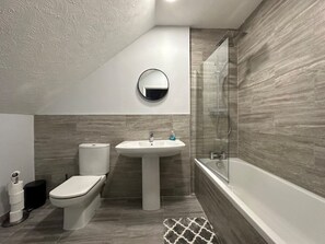 Sèche-cheveux, serviettes fournies, savon, shampoing