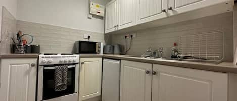 Geladeira, micro-ondas, fogão, cooktop