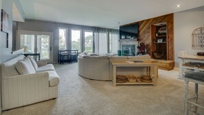 Una sala de estar moderna con un sofá, una mesa de centro y un comedor con sillas y una mesa.