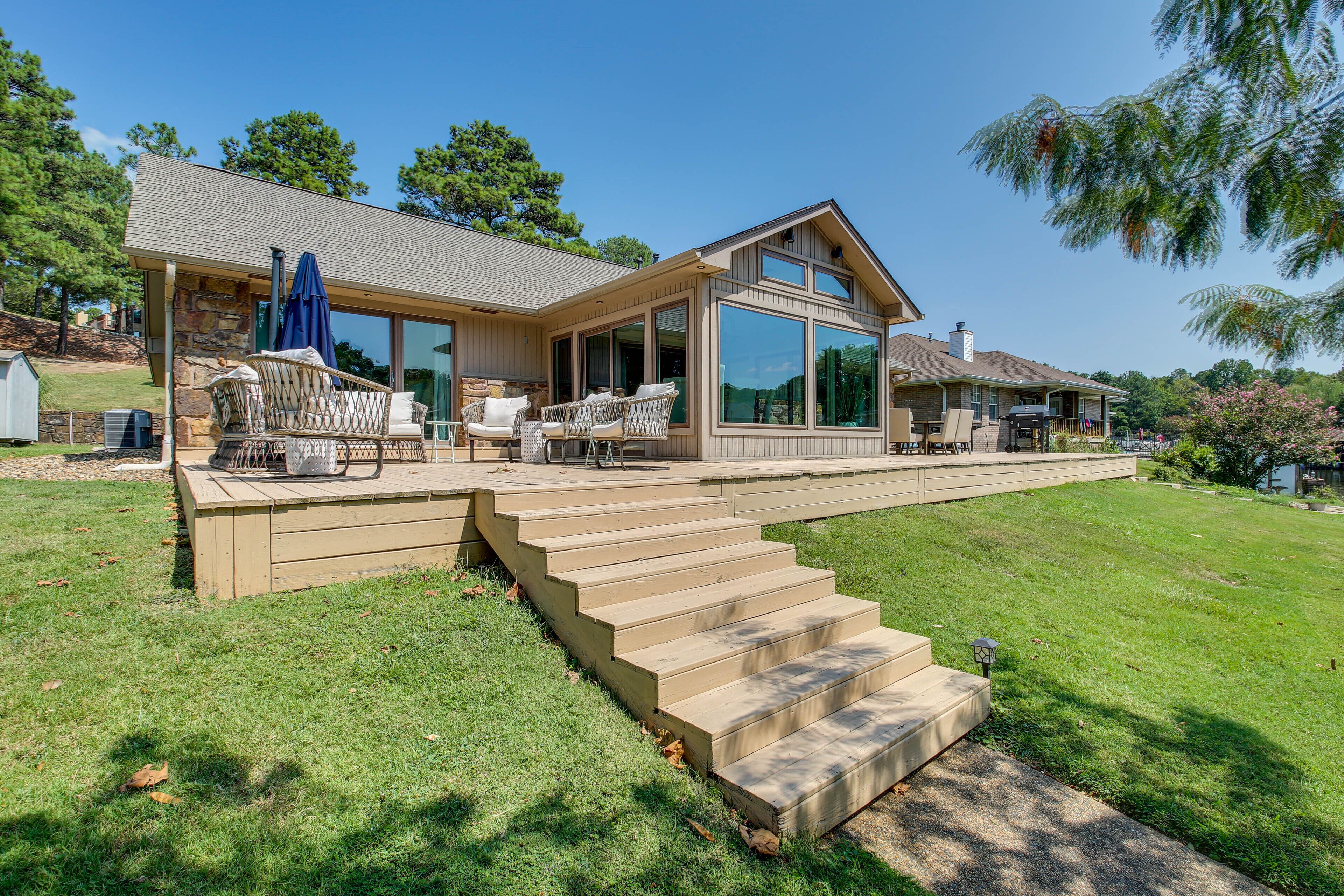 Peaceful Hot Springs Home: Deck w/ Water Views!