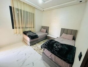 2 habitaciones, tabla de planchar con plancha y cuna de viaje 