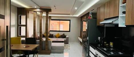 Kjøleskap, ovn, kaffetrakter/tekoker og kaffekvern