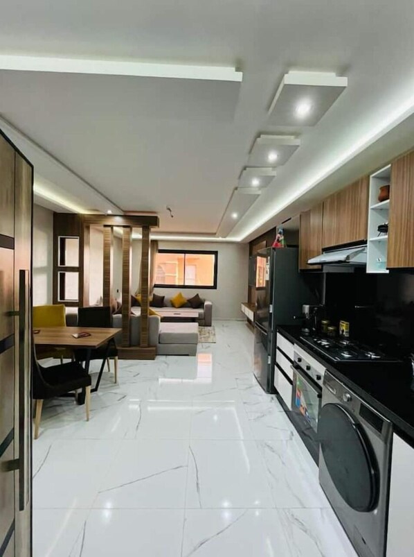 Refrigerador, horno, cafetera y tetera y molino para café 