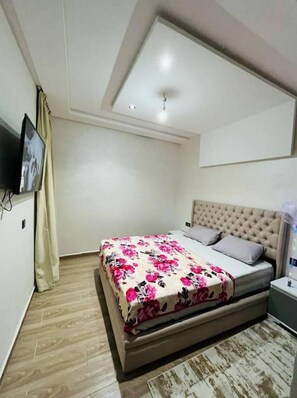 2 quartos, ferros/tábuas de passar roupa, berço de viagem