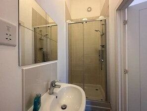 Een haardroger, handdoeken, zeep, toiletpapier