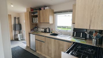 Refrigerador, tetera eléctrica, tostadora y utensilios de cocina