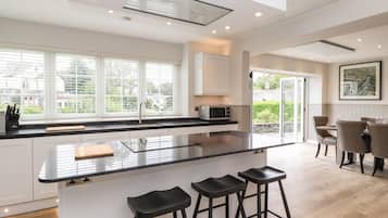 Réfrigérateur, lave-vaisselle, bouilloire électrique, grille-pain