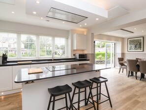 Frigorífico, lavavajillas, hervidor eléctrico y tostadora