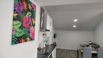 Frigorífico, microondas, horno y placa de cocina