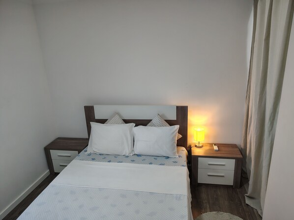 1 Schlafzimmer, Schreibtisch, WLAN, Bettwäsche