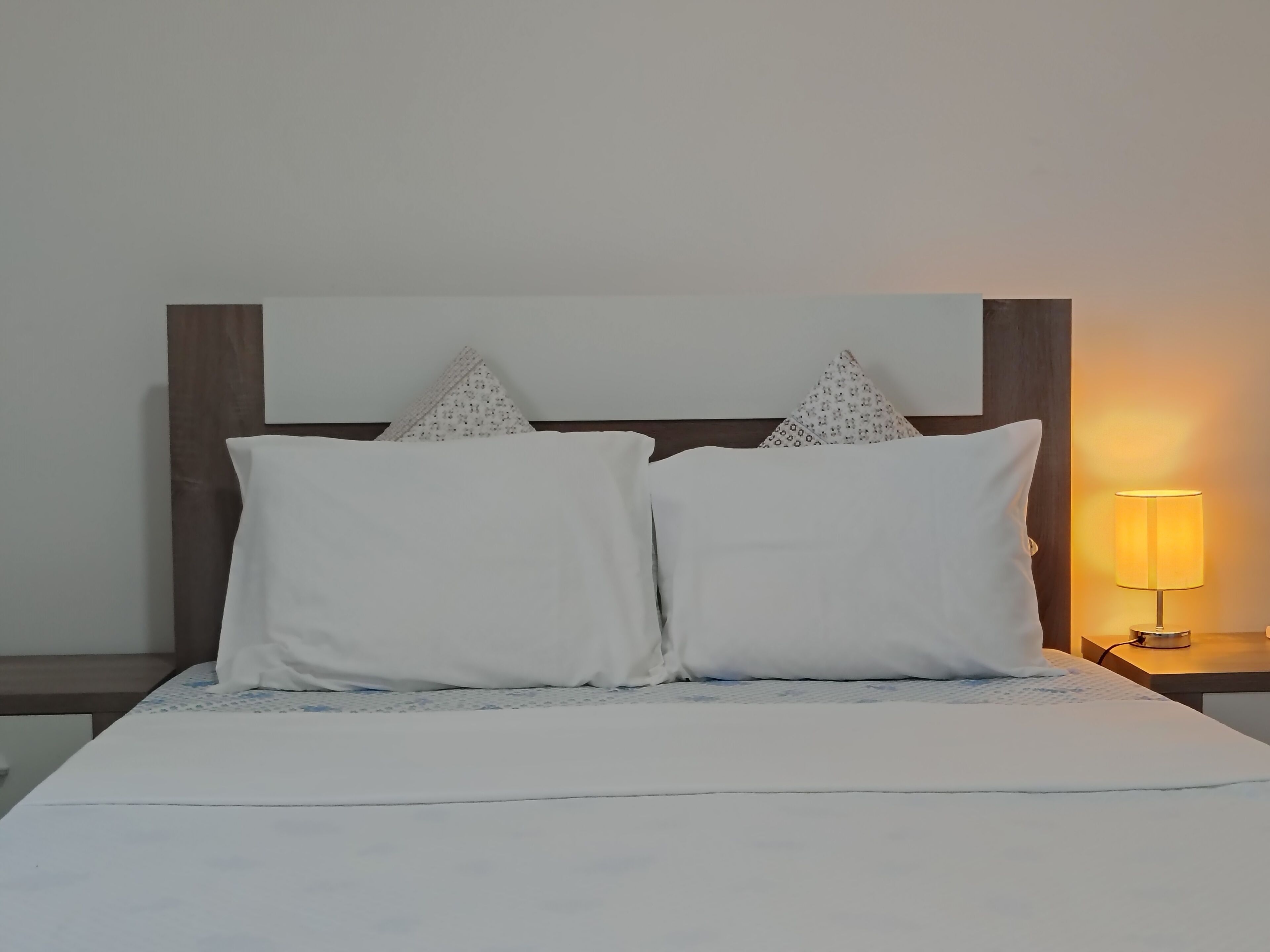 1 多间卧室、办公桌、WiFi、床单