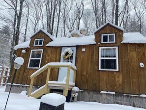 Exterior - Tiny Cat Tiny House (Grahamsville)