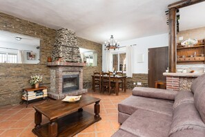 Fernseher, Kamin, Bücher