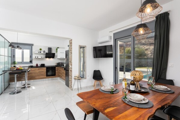 Una cocina moderna con comedor.