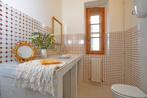 Badewanne, Haartrockner, Handtücher