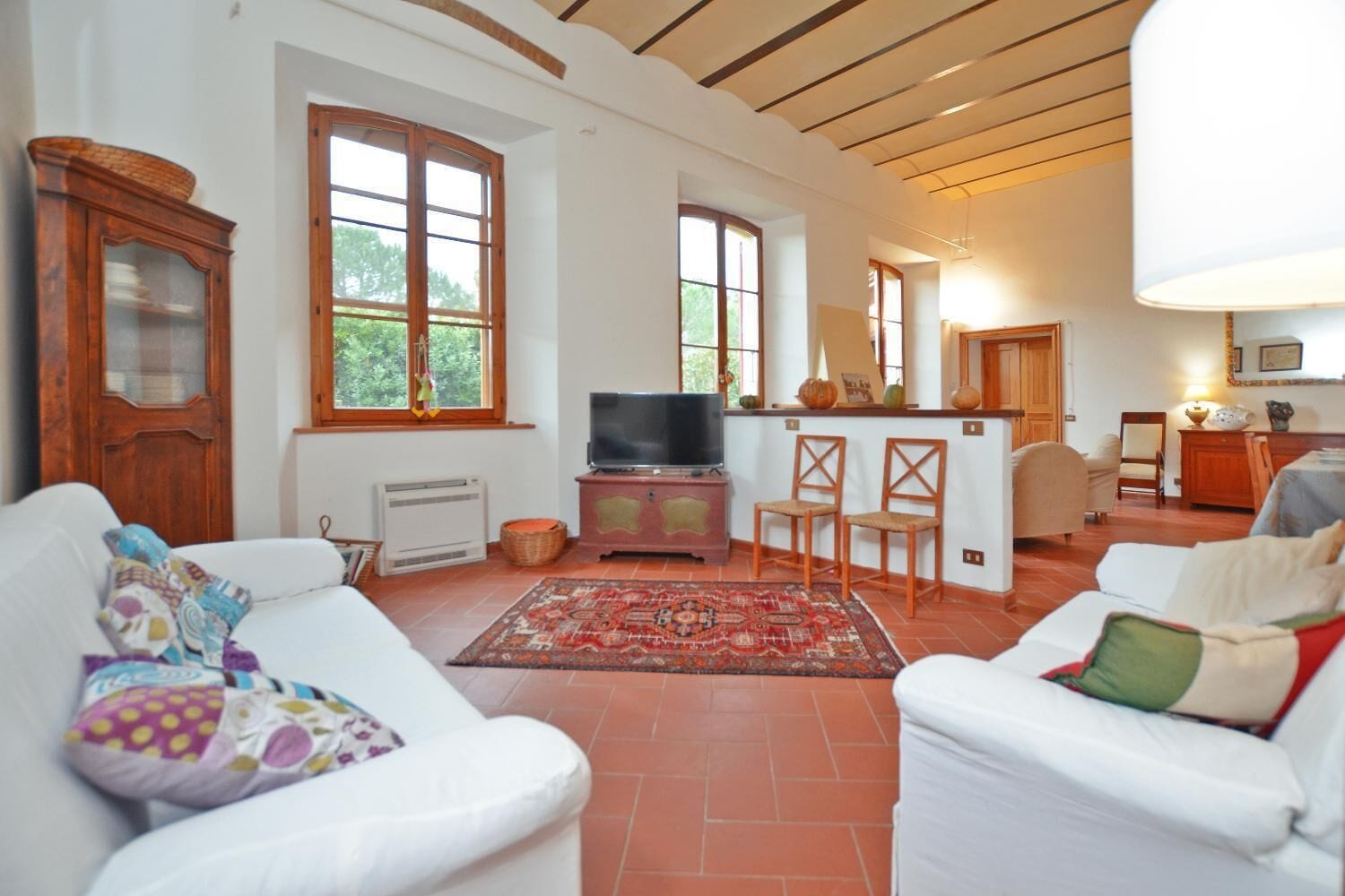 Chimenea, reproductor de DVD, libros