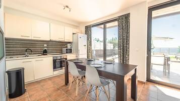 Geladeira, micro-ondas, fogão, cafeteira/chaleira