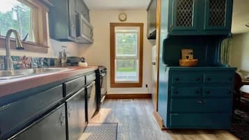 Kühlschrank, Mikrowelle, Kochgeschirr/Geschirr/Besteck, Esstisch