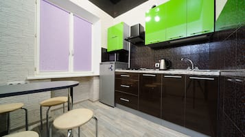Classic Apartment | Private kitchen | Full-size fridge, microwave, stovetop, electric kettle