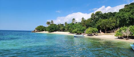 Chaises longues, serviettes de plage