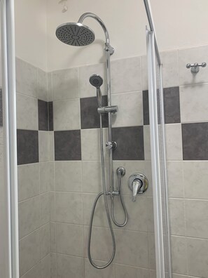 Dusche, Haartrockner, Bidet, Handtücher